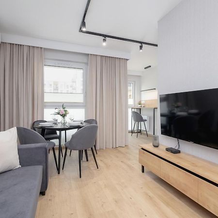 Bright Apartment In Krakow With Garden, Air Conditioning, Parking And Desk By Renters Prestige Εξωτερικό φωτογραφία