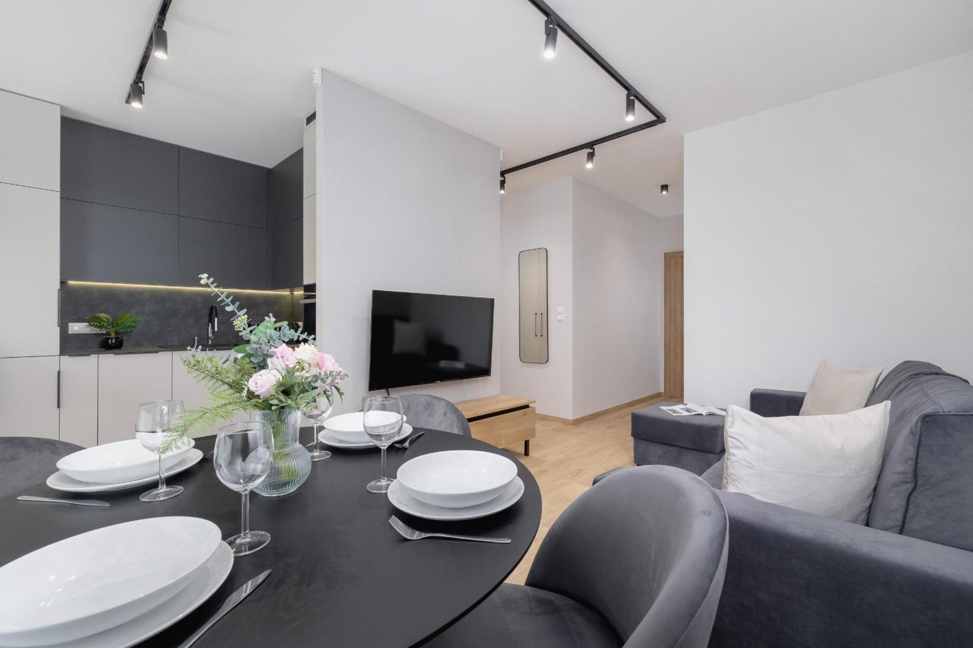 Bright Apartment In Krakow With Garden, Air Conditioning, Parking And Desk By Renters Prestige Εξωτερικό φωτογραφία