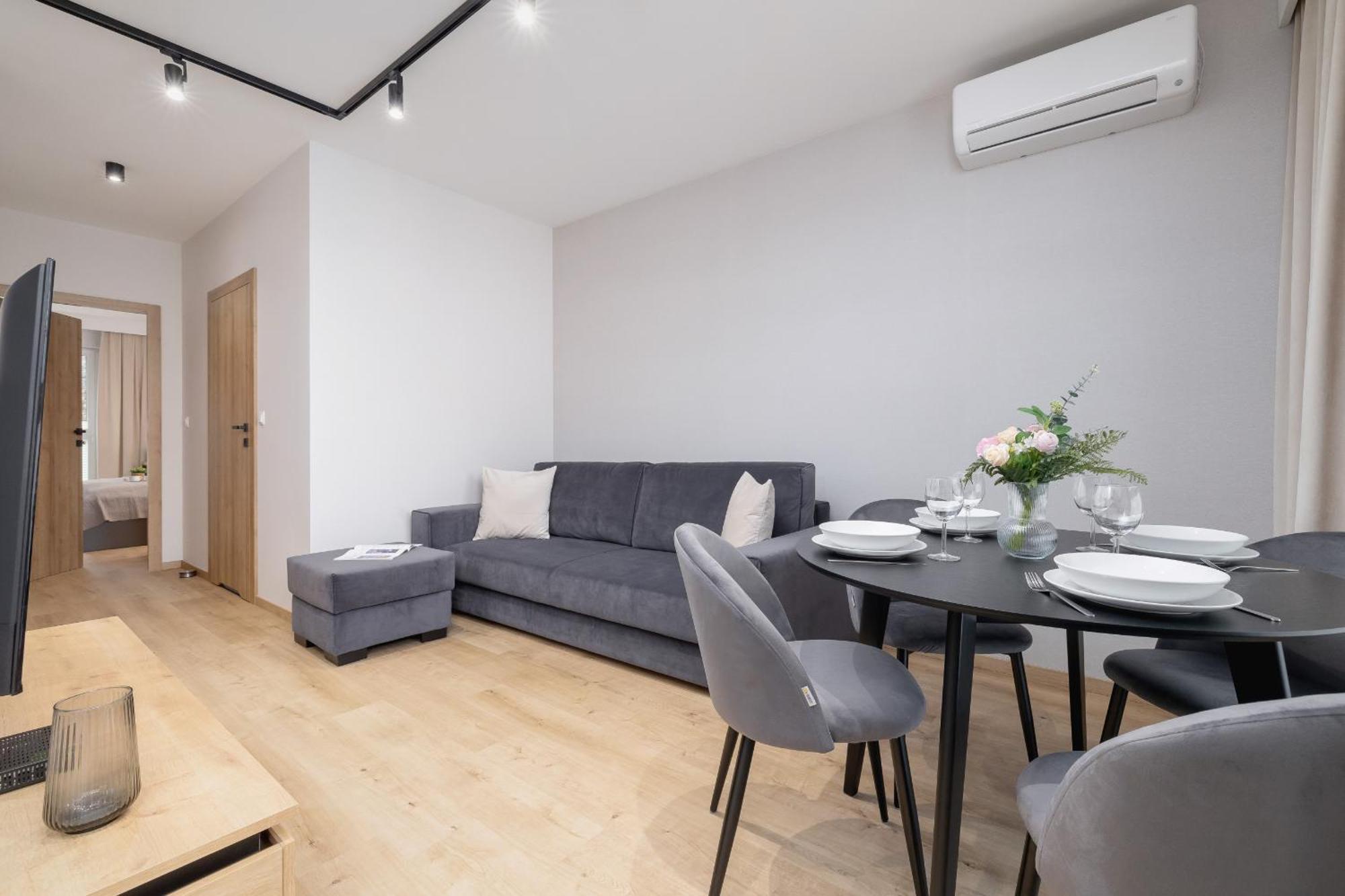 Bright Apartment In Krakow With Garden, Air Conditioning, Parking And Desk By Renters Prestige Εξωτερικό φωτογραφία